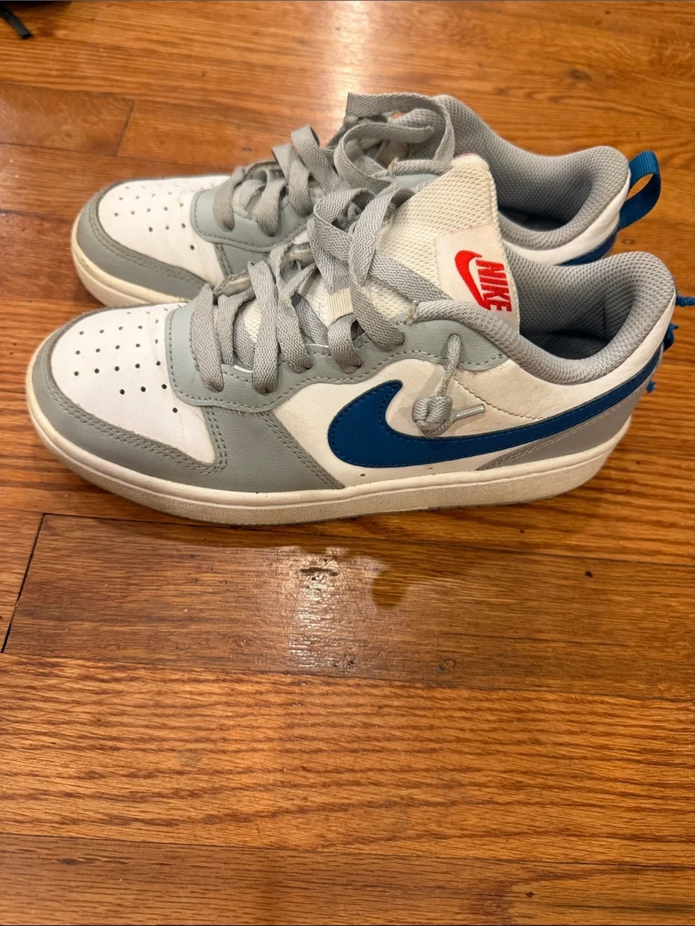 size 4.5 Nike Kids Low-Top Sneakers in White, Light Gray & Blue use good con